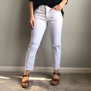 ⬇️PRICE DROP⬇️Levi’s white distressed denim sz 4